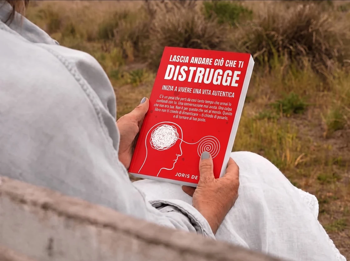 Lascia andare ciò che ti distrugge — il libro tra le mani di una lettrice